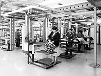 Bügeltische mit An- und Absaugtechnik, Topper und Finishertunnel
